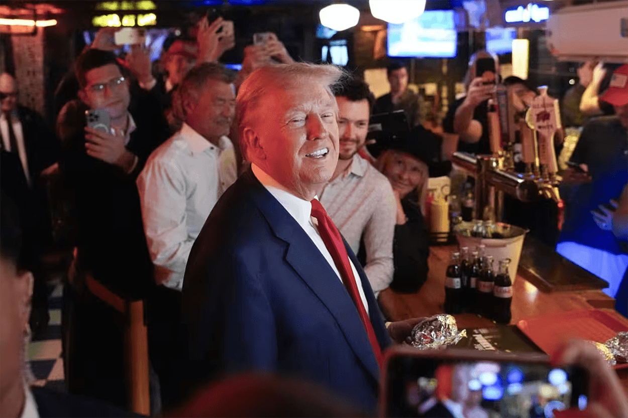 Trump realiza su primera transacción en Bitcoin en un bar de Nueva York